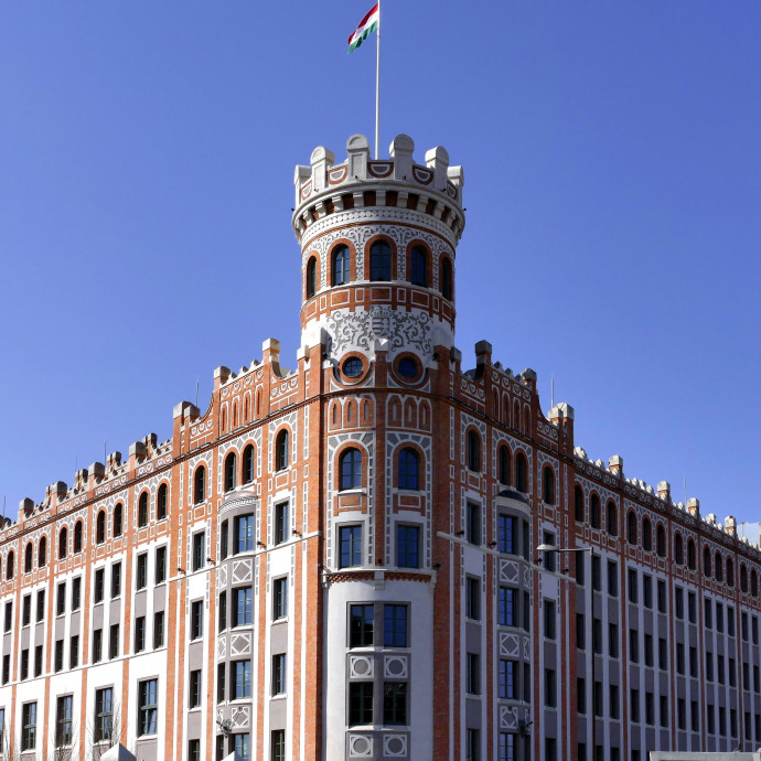 Százmilliárdos tételben ingatlanozott, le is csapott a székház átok a nemzeti bankra