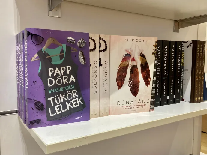 Papp Dóra könyvei csütörtökön az Alleeban, fólia nélkül – Fotó: olvasói fotó / Telex