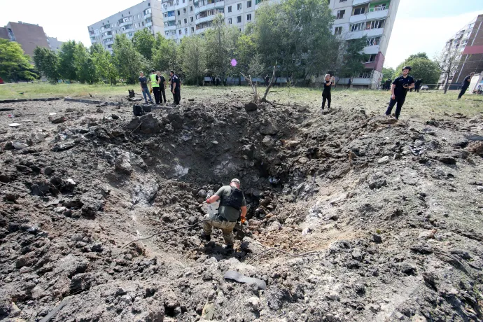 Egy orosz rakéta becsapódásának helyszíne Pervomaiskban, Harkiv régióban 2023. július 4-én – Fotó: Vyacheslav Madiyevskyi / Ukrinform / NurPhoto / AFP