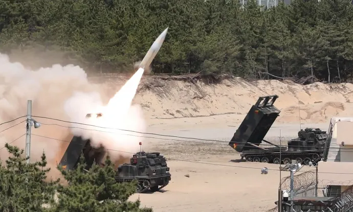 2022. május 25-én készült, a dél-koreai védelmi minisztérium által kiadott fotón az amerikai hadsereg taktikai rakétarendszere (ATACMS) látható, amint egy rakétát lő ki egy éleslövészeti gyakorlat során – Fotó: Dél-koreai Védelmi Minisztérium / AFP