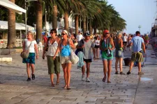Pénzbüntetés hányásért, óbégatásért, félmeztelenül mászkálásért – bekeményít a turistákkal egy horvát város