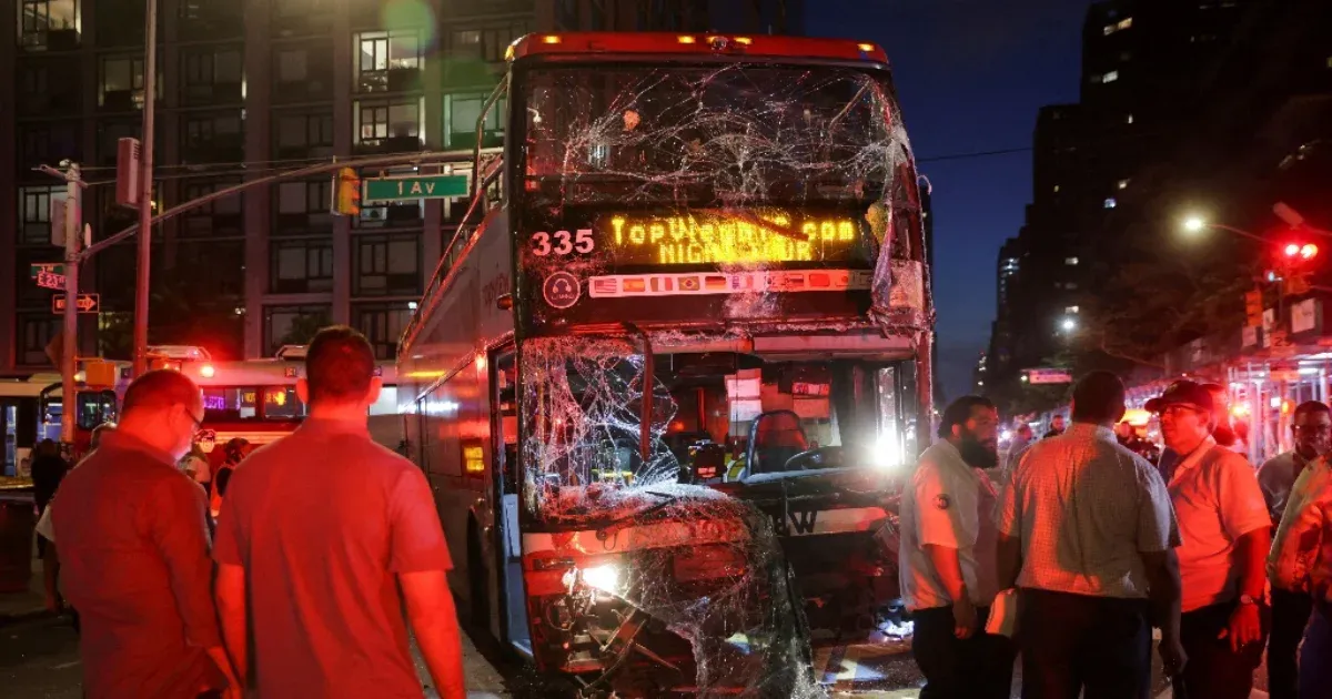 Összeütközött egy nyitott tetejű, emeletes turistabusz és egy helyi járat New Yorkban, 18 embert kórházba szállítottak