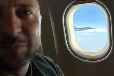 Zelenszkij mindennapjai: az ukrán elnök az őt kísérő Gripennel szelfizik