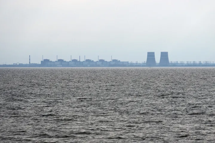 A zaporizzsjai atomerőmű az ukránok által ellenőrzött terület irányából fotózva 2022. október 29-én – Fotó: Carl Court / Getty Images