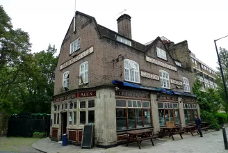 A brit pub, ami a német bombákon és az izraeli befektetőkön is kifogott