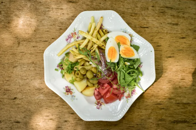 Nizzai saláta talán nem is létezik, mégis a legjobb ebéd kánikulában