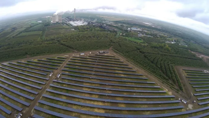 A drónnal készült felvételen a Mátrai Erőmű Zrt. 16 megawattos naperőműve – Fotó: Ruzsa István / MTI