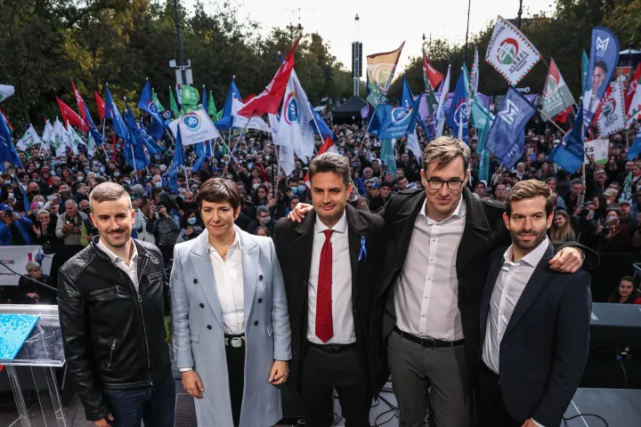 A közös listán induló hatpárti ellenzék „Egységben a szabad Magyarországért!” elnevezésű megemlékezése az Andrássy út és a Dózsa György út sarkán 2021. október 23-án – Fotó: Huszti István / Telex
