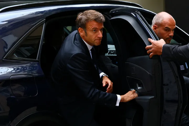 Emmanuel Macron érkezik a minisztériumközi válságstáb ülésére, miután három egymást követő éjszaka zavargások törtek ki országszerte – Fotó: Yves Herman / AFP