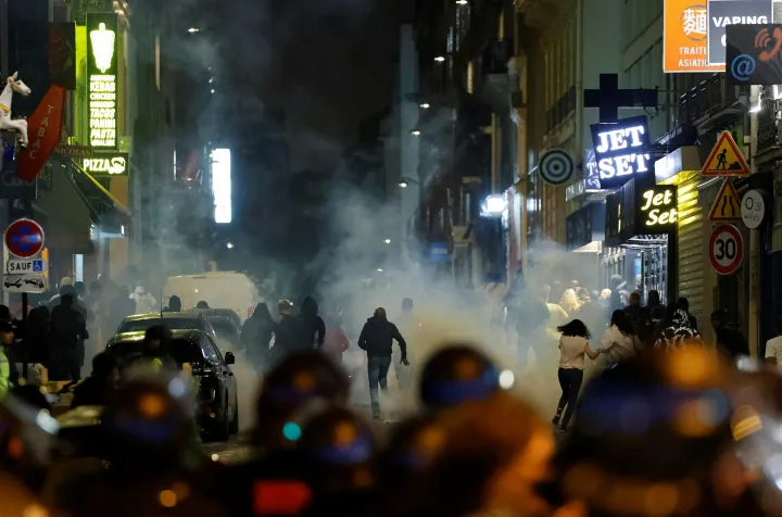 Tüntetők futnak, miközben francia rendőrök könnygázzal lövik őket Párizsban, 2023. július 2-án – Fotó: Ludovic Marin / AFP