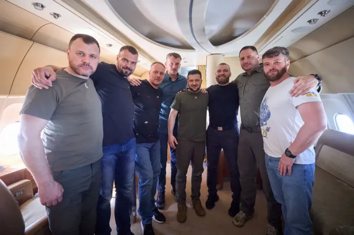 Zelenszkijjel mentek haza Ukrajnába a mariupoli acélgyárat védő parancsnokok