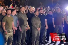 Lvivben népünnepéllyel, Moszkvában felháborodással fogadták az Azovsztal-védők hazatérését