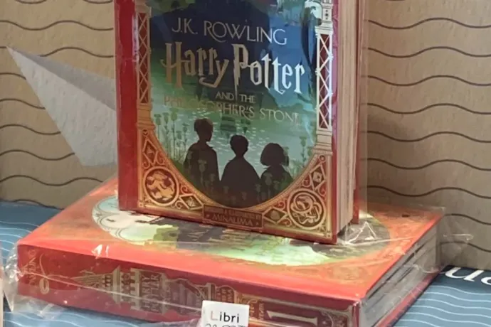 Befóliázva árulnak Harry Potter-könyvet Magyarországon a melegellenes törvény miatt