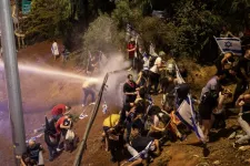 Vízágyúkkal oszlatják az igazságügyi reform ellen tüntetőket Izraelben