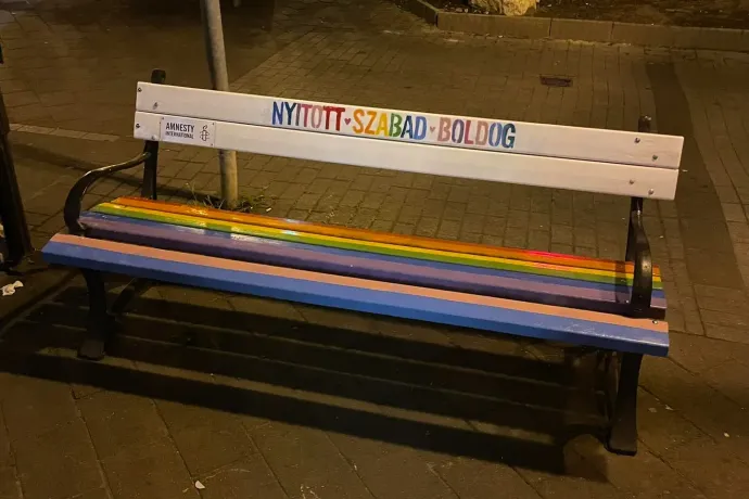 Újra szivárványszínben tündököl a ferencvárosi pad