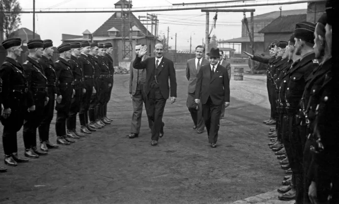 Wilhelm Keppler, a német négyéves terv tanácsadója és Arthur Imhausen a vállalat gyárában, Wittenben, valamikor az 1930-as években – Fotó: United Archives / Nolte / mauritius images / AFP