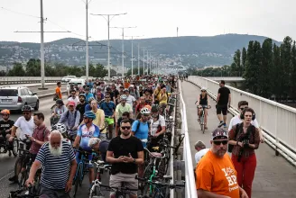 Ez egy oroszrulett, amiben évente 500 embert áldozunk fel – kerékpárosok tüntettek az Árpád hídnál