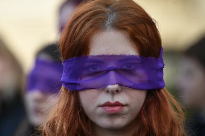 Kihirdette Iohannis a beleegyezési korhatár megemeléséről szóló törvényt