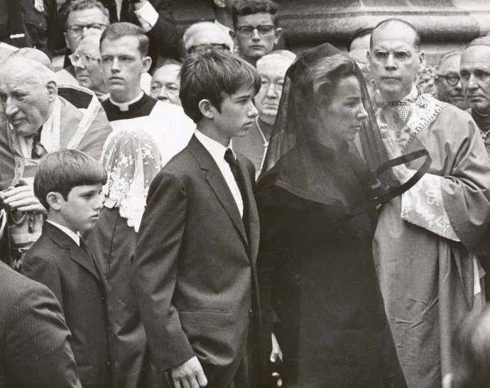Robert F. Kennedy temetésén Ethel Kennedy és Robert Kennedy Jr. – Fotó: Ron Galella / Getty Images