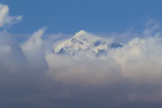 Lezuhant egy turistákat szállító helikopter a Mount Everest közelében