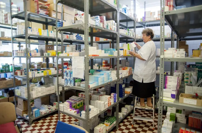 Gyógyszerész dolgozik a komáromi Balzsam Gyógyszertárban, 2015. június 3-án – Fotó: Krizsán Csaba / MTI