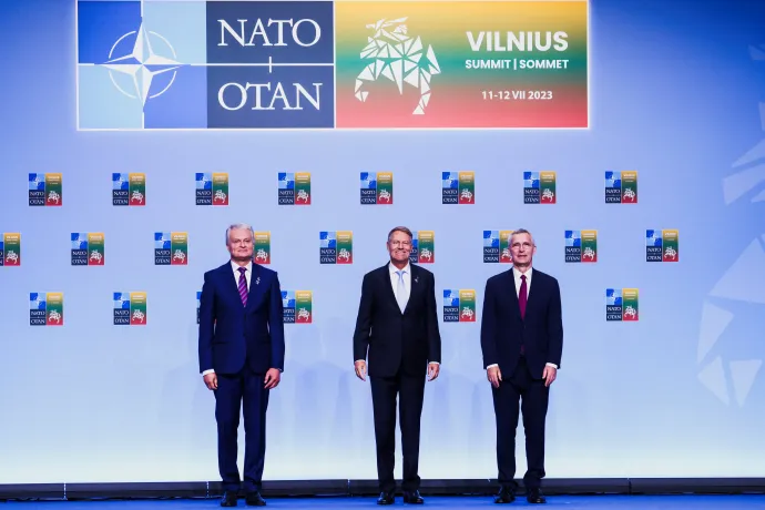 Gitanas Nauseda litván elnök, Klaus Iohannis román elnök és Jens Stoltenberg NATO-főtitkár a NATO-vezetők csúcstalálkozója előtt Vilniusban, 2023. július 11-én – Fotó: Yves Herman / Reuters