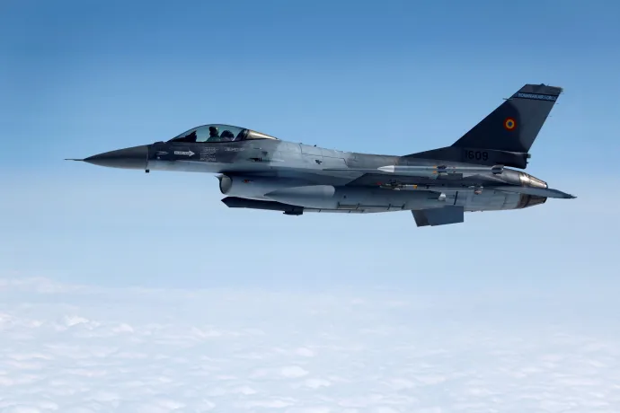 A Román Légierő F-16-os vadászgépe egy bemutatón, 2023. július 4-én – Fotó: Piroschka Van De Wouw / Reuters