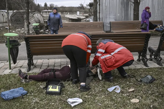 A mentők egy nőt próbálnak újraéleszteni, aki kazettásbomba-támadásban sérült meg Kramatorszkban – Fotó: Aris Messinis / AFP