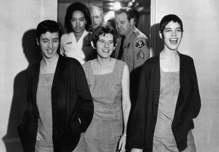 Susan Denise Atkins, Patricia Krenwinkel és Leslie Van Houten az 1971-es ítélethirdetésnél – Fotó: Bettmann / Getty Images