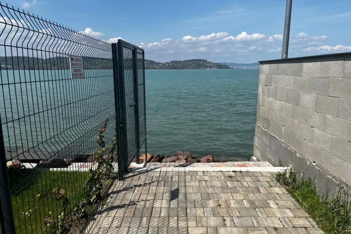 A Balaland beruházója szerint nekik nem volt kötelező szabadon hagyni tíz métert a parton