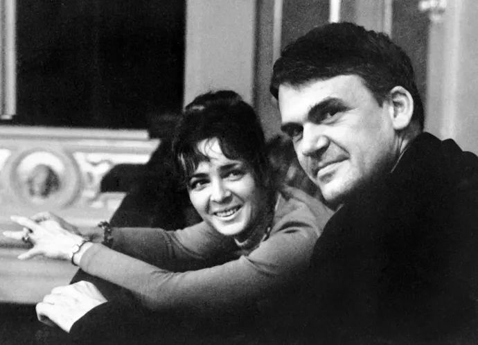 Kundera feleségével Prágában 1973. október 14-én – Fotó: AFP
