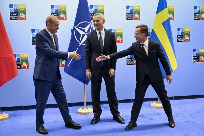 Recep Tayyip Erdoğan török elnök és Ulf Kristersson svéd miniszterelnök Jens Stoltenberg NATO-főtitkár jelenlétében kezet fog a másnap kezdődő NATO-csúcstalálkozót megelőző megbeszélésük előtt Vilniusban 2023. július 10-én – Henrik Montgomery TT Hírügynökség / EPA / MTI