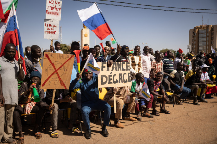 Demonstrators hold placards during a protest to support the Burkina Faso President Captain Ibrahim Traore and to demand the departure of France's ambassador and military forces, in Ouagadougou, on January 20, 2023. (Photo by OLYMPIA DE MAISMONT / AFP)