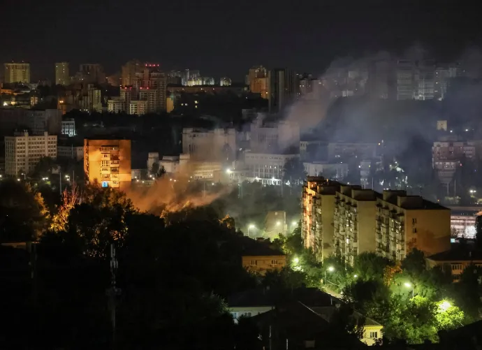 Lángok és füst egy kijevi lakótelepen az éjszakai orosz dróntámadást követően – Fotó: Gleb Garanich / Reuters