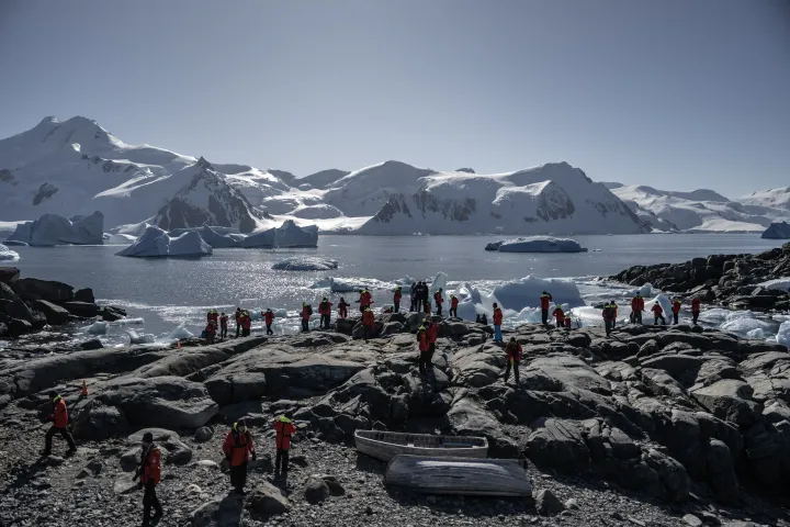 Turisták és tudósok az 1950-ben alapított, a UK Antarctic Heritage Trust (UKAHT) által múzeumként működtetett Y bázison, az antarktiszi Patkó-szigeten, 2023. február 26-án – Fotó: Sebnem Coskun / Anadolu Agency / Getty Images