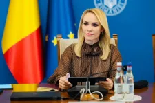 Gabriela Firea szenátori kabinetjénél is alkalmazva volt az időseket kizsákmányoló bűnszervezet vezetője