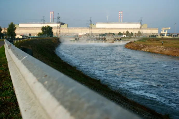 Úgy felmelegedett a Duna Paksnál, hogy csökkenteni kellett az atomerőmű teljesítményét