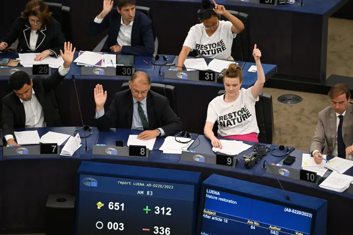 „Állítsuk helyre a természetet" feliratú pólót viselő európai parlamenti képviselők a természet helyreállításáról szóló uniós szavazáson az Európai Parlament plenáris 2023. július 12-én – Fotó: Frederick Florin / AFP