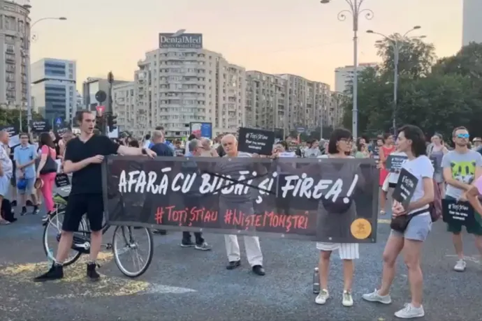 Gabriela Firea családügyi miniszter lemondásáért tüntettek csütörtök este Bukarestben