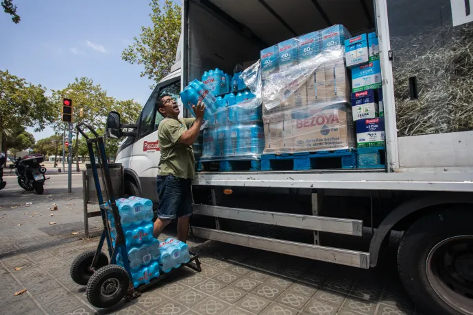 Egy italmárka kézbesítője vizet oszt az üzleteknek Barcelonában 2023. július 13-án – Fotó: Zowy Voeten / Getty Images