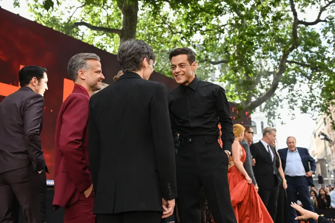 Haumann Máté, Cillian Murphy (háttal) és Rami Malek az Oppenheimer londoni premierjén – Fotó: Kate Green / Getty Images for Universal Pictures