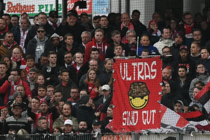 A Fortuna Düsseldorf szurkolói „Az ultrák jók” feliratú transzparenssel egy 2019. május 5-i meccsen – Fotó: Patrick Seeger / dpa / AFP