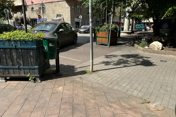 Elvitték a padot