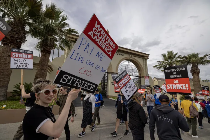 Sztrájkoló írók tüntetnek a Paramount Pictures stúdiója előtt 2023. május 4-én Los Angelesben – Fotó: David McNew / Getty Images / AFP