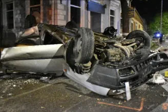 Száguldozás miatt rommá tört autók képével kampányol Pest vármegye rendőrsége