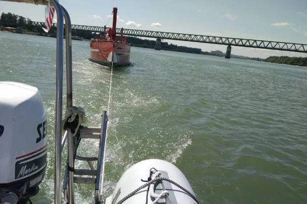 Elszabadult egy hajó a Dunán 14 gyerekkel a fedélzeten