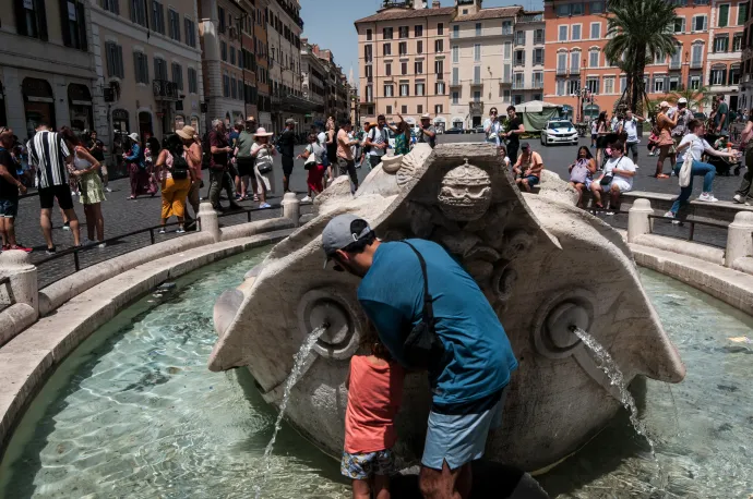 Városi kútnál hűsölő férfi Rómában – Fotó: Andrea Ronchini / NurPhoto