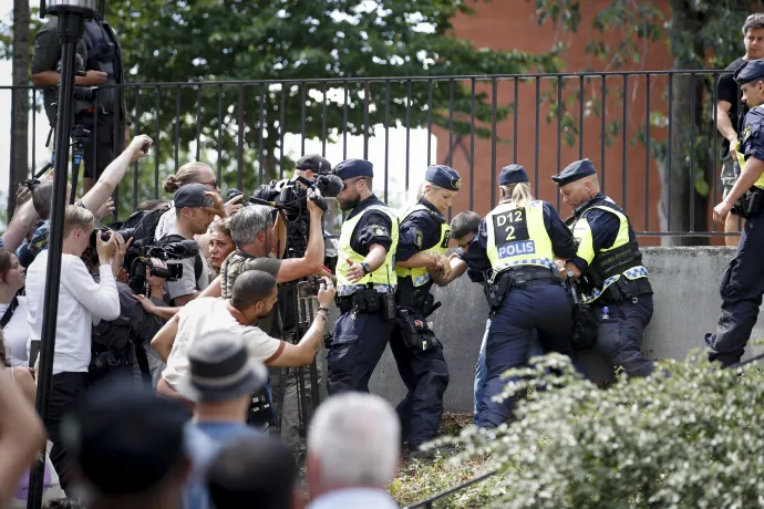 A Korán-égetésre begyűlt sajtó és a rendőrség a stockholmi mecset előtt június 28-án – Fotó: Caisa Rasmussen / AFP