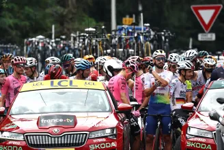 Tömegbaleset a Tour de France 14. szakaszán, félbeszakították a versenyt