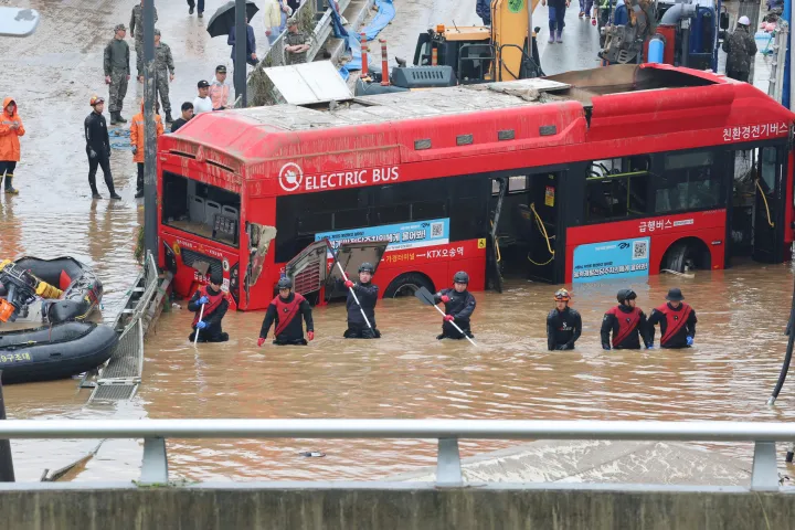 Legalább 35-en meghaltak az özönvízszerű esőzések miatt Dél-Koreában
